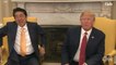 GALA VIDEO -La poignée de main interminable de Donald Trump au premier ministre japonais Shinzo Abe