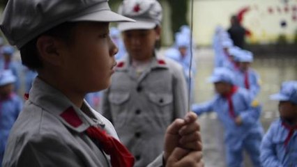 Chine: éducation "patriotique" pour des écoliers en uniforme