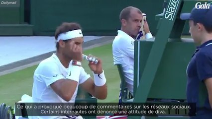 GALA VIDEO - Rafael Nadal demande à un ramasseur de balles de jeter un papier pour lui