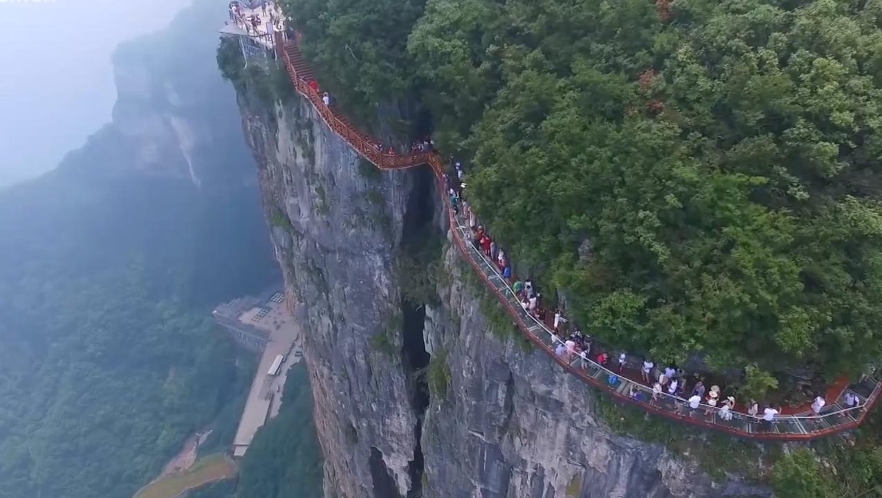 Arpentez la falaise du Dragon sur le mont Tianmen, en Chine