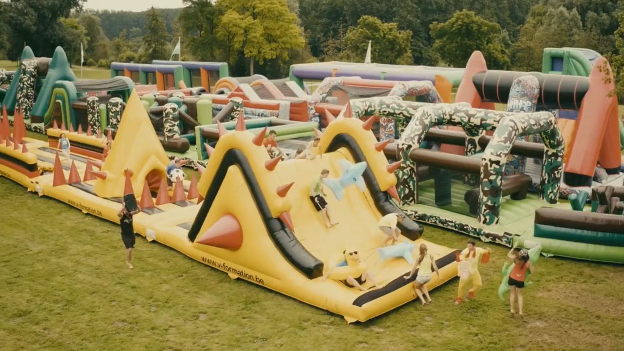 Retombez en enfance dans le plus grand parcours gonflable au monde