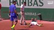 GALA VIDEO - Roland-Garros : Almagro s'effondre et fond en larmes, son adversaire vient le consoler