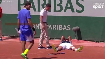 GALA VIDEO - Roland-Garros : Almagro s'effondre et fond en larmes, son adversaire vient le consoler