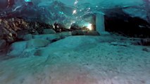 Explorez un palais de glace en Alaska