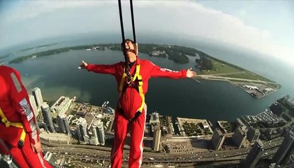 Flirtez avec le vide au sommet de la CN Tower, à Toronto, au Canada