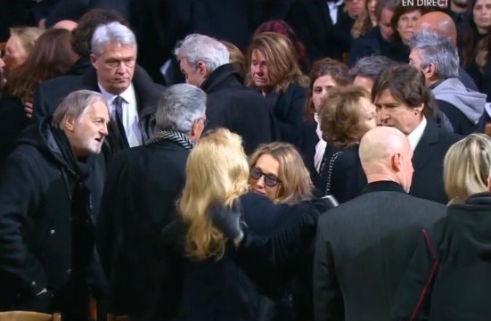 GALA VIDEO - Funérailles de Johnny Hallyday : les embrassades de Sylvie Vartan, Laura Smet et Nathalie Baye