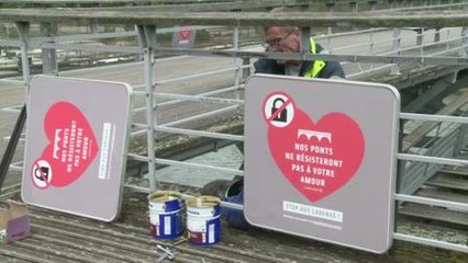 Paris lance une opération contre les "cadenas d'amour" des ponts