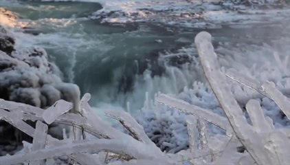 Immergez-vous dans les eaux chaudes du Blue Lagoon en Islande