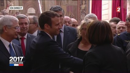 Emmanuel Macron: la mère d'une militante décédée fond en larmes dans ses bras