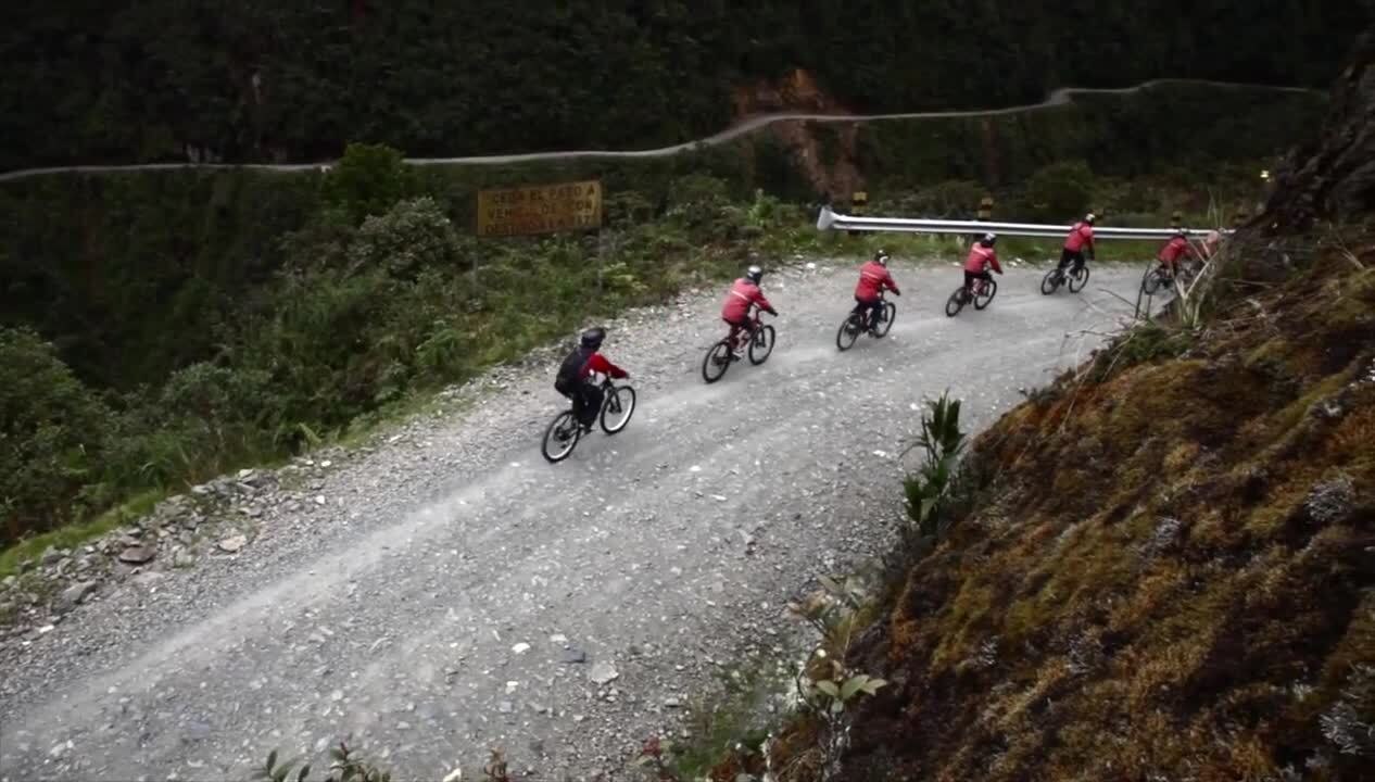 Dévalez en VTT la route de la mort en Bolivie