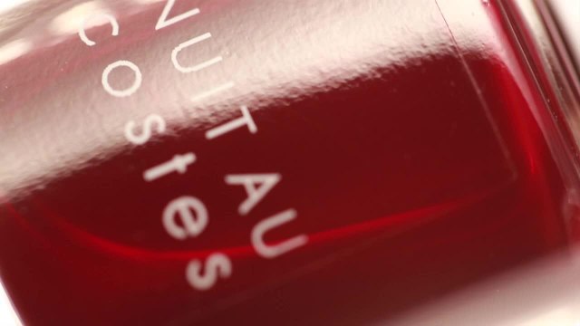 Yes 1540 : le vernis à ongles Essie et le stylo quatre couleurs Clarins