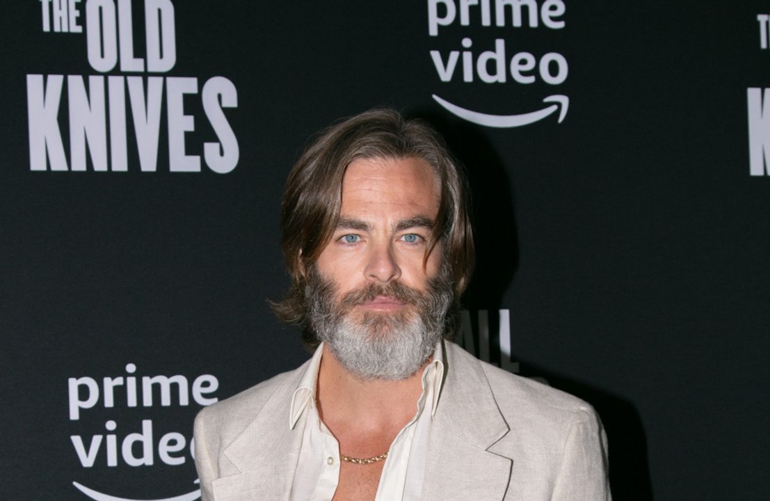 Chris pine über 'all the old knives'
