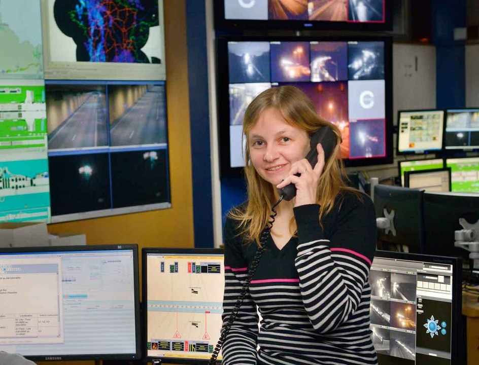 travail de nuit des femmes: Laetita surveille le réseau autoroutier la nuit