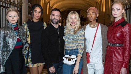 GALA VIDÉO - Un défilé de stars pour le show Louis Vuitton au Musée du Louvre