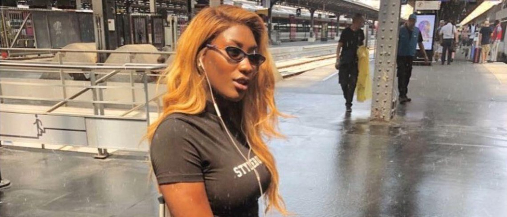 GALA VIDEO - Qui est Aya Nakamura, la chanteuse de Djadja, tube de l'été, qui choque les internautes avec sa photo sans maquillage ?