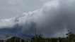Indonésie: le volcan Sinabung crache un énorme nuage de cendres