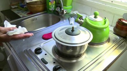 Paris: vivre dans une cage à poules, un quotidien pour beaucoup