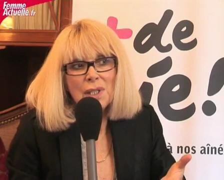 Mireille Darc soutient les personnes âgées