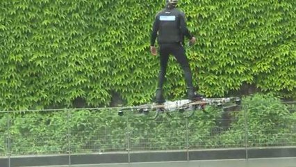 Un skateboard volant fait son show à la Cité des Sciences