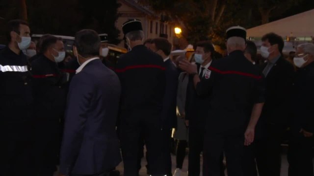 Crues meurtrières: Macron promet de gros moyens pour reconstruire très vite