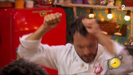 Скачать видео: GALA VIDEO - Fort Boyard : Tal à deux doigts de vomir dans le restaurant de Willy Rovelli