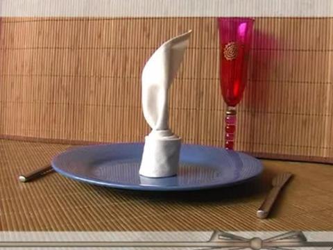 Comment plier une serviette de table en forme de bougie ?