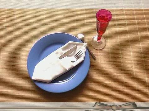 Comment assembler serviette et couverts de manière élégante ?