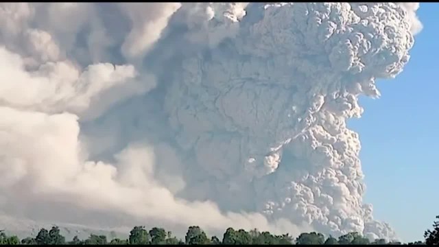 Indonésie: le volcan Sinabung crache une spectaculaire colonne de cendres