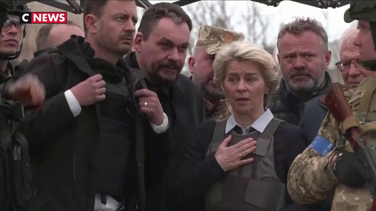 Guerre en Ukraine : Ursula von der Leyen à Boutcha, là où «notre humanité a été brisée»