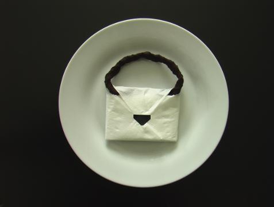 Comment plier une serviette en forme de sac à main ?