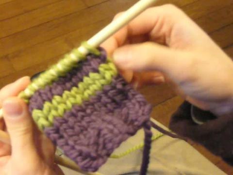 Apprendre à tricoter : faire des rayures de couleur