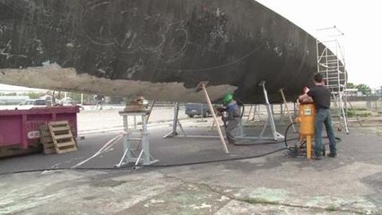 Des passionnés restaurent le mythique voilier "Vendredi 13"