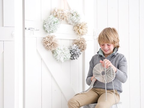 Une couronne de pompons pour Noël (vidéo)