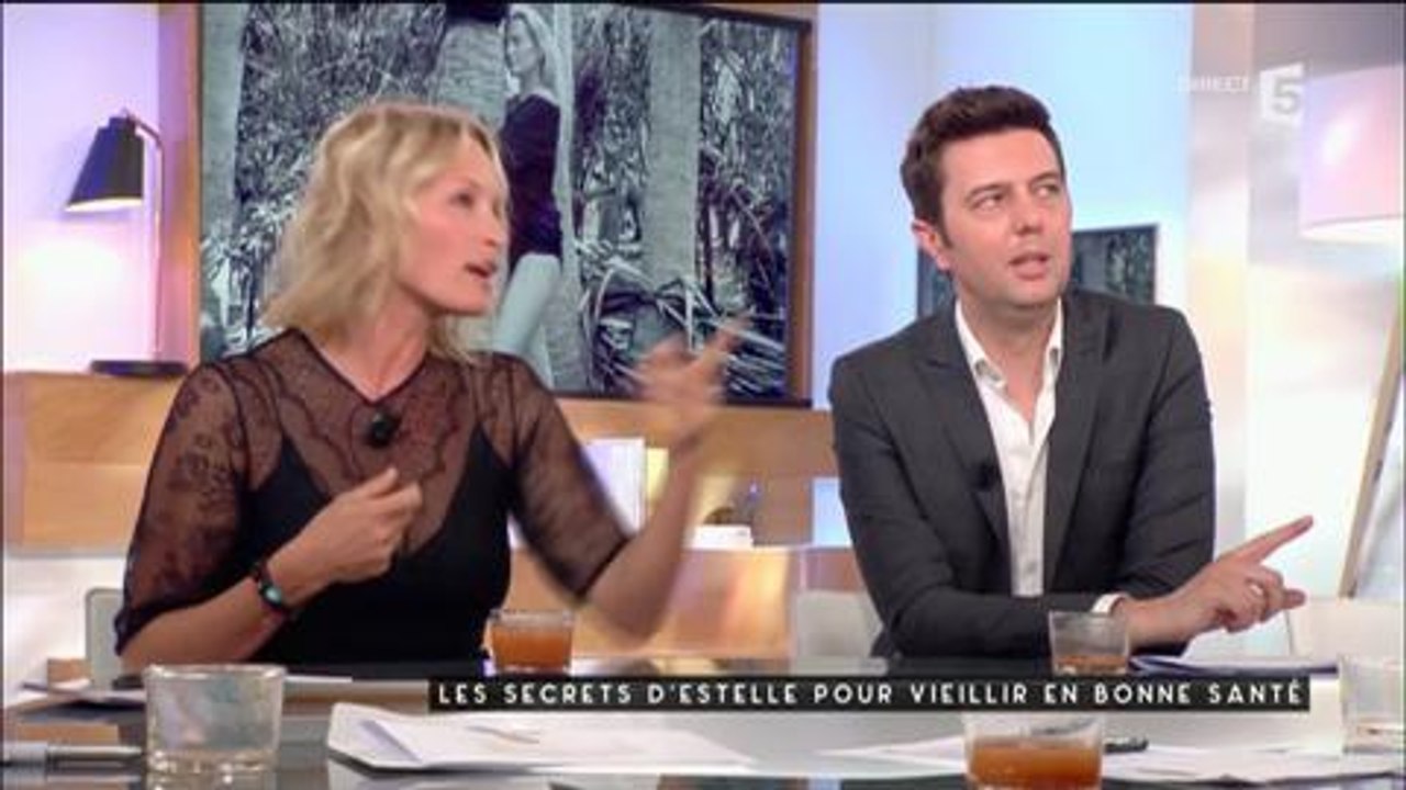 Estelle Lefébure fait des câlins aux arbres