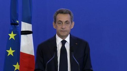 Attentats à Paris: "La guerre doit être totale", selon Sarkozy