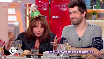 VOICI Victoria Abril raconte sa folle montée des marches à Cannes... sans pantalon