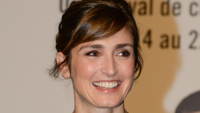 VOICI Julie Gayet : pourquoi elle n’a pas voulu officialiser avec François Hollande quand il était président