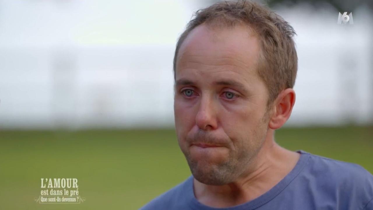VOICI L'amour est dans le pré : Bertrand craque dans les bras de Karine Le Marchand