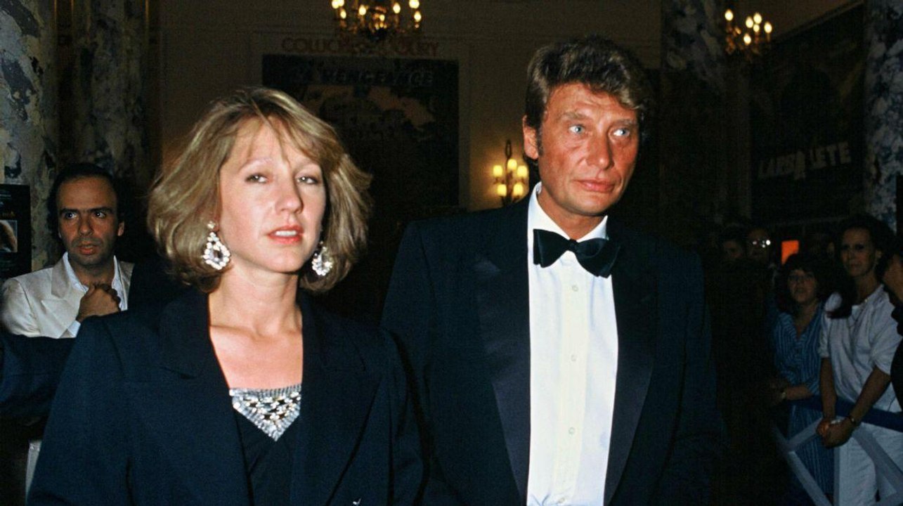 VOICI - Nathalie Baye charge Laeticia Hallyday : sa rivalité avec Laura et David faisait souffrir Johnny