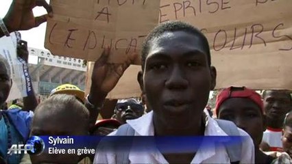 Bangui: des milliers d'élèves défilent pour la reprise des cours