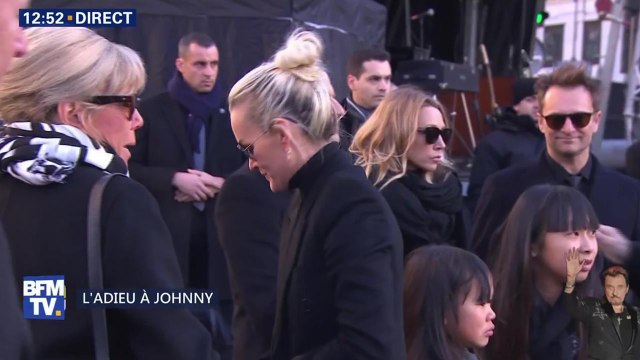 Mort de Johnny Hallyday : l'arrivée déchirante de Laeticia, Jade et Joy à l'église de la Madeleine