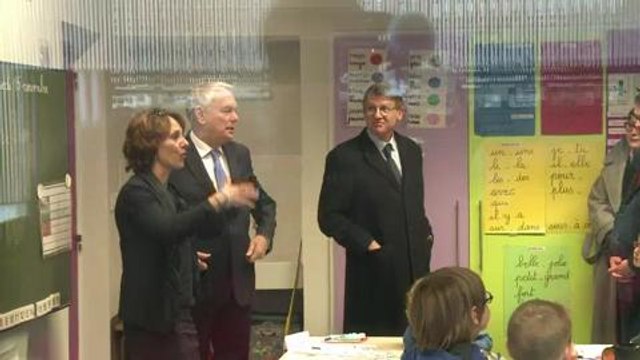 Jean-Marc Ayrault et Vincent Peillon dans une école de Cluny