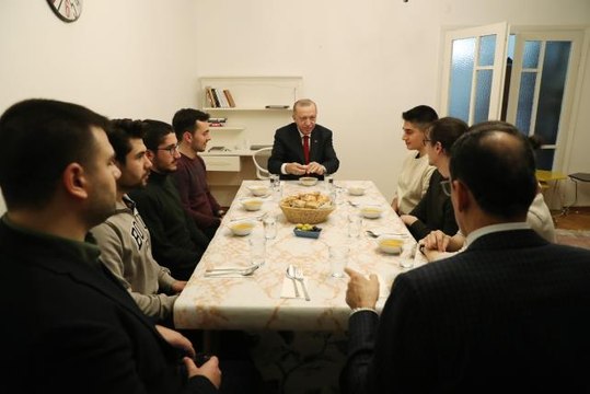 Cumhurbaşkanı Erdoğan, iftarda öğrenci evine misafir oldu