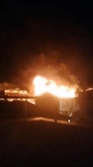 BAĞCILAR'DA BİNANIN ÇATISI ALEV ALEV YANDI