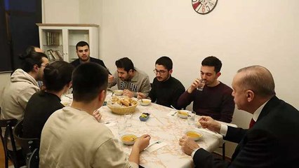 Cumhurbaşkanı Erdoğan öğrenci evinde iftar yaptı