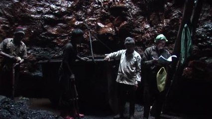 En Inde, des enfants travaillent à la mine pour survivre