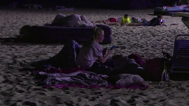 Incendie Bormes-les-Mimosas: on campe sur la plage