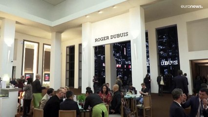 شاهد: مصنعو الساعات يتنافسون على ابتكارات تجذب الجيل الجديد...وتواكب الزمن