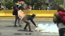 Gaz lacrymogènes au Venezuela pour freiner les manifestants