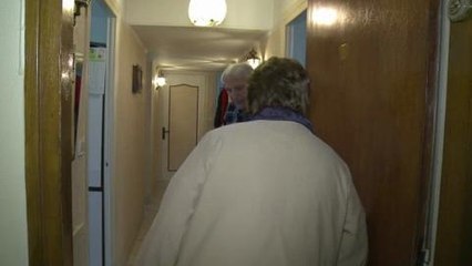 Face au mal-logement, le rêve des "castors" bâtisseurs